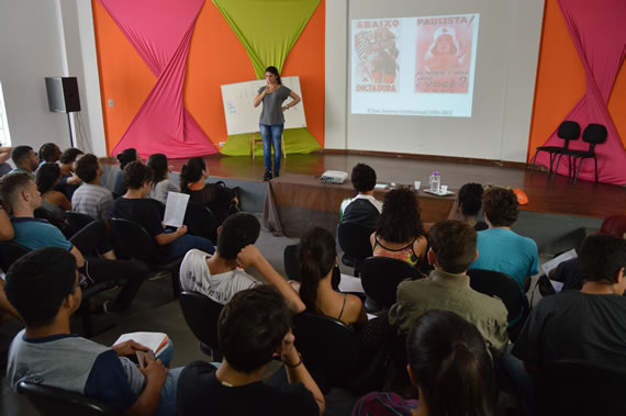 Professora falou sobre Era Vargas a estudantes do Câmpus e de outras escolas