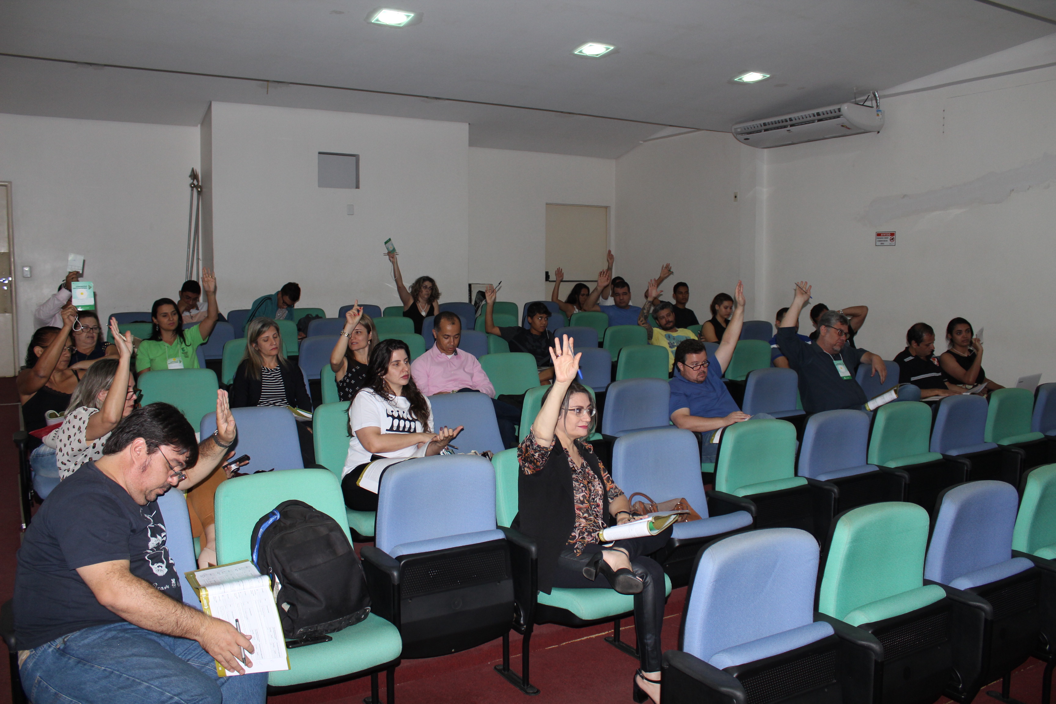 Delegados durante votação no Congresso Institucional