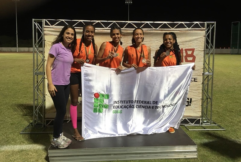 Professora Marina Paccini Razzé com as medalhistas do IFG no revezamento 4 x 400 metros