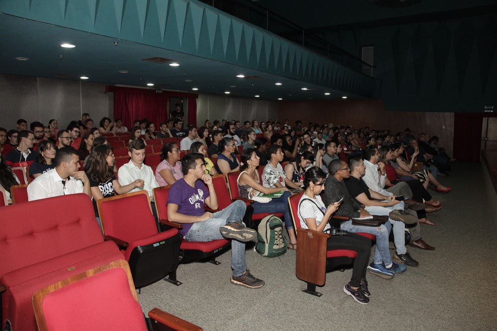 Plateia atenta à história de sucesso da professora Joana Félix