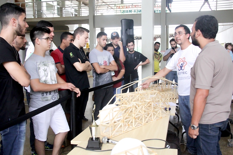 Coordenador do evento, professor Divino Gabriel, expõe regras da competição