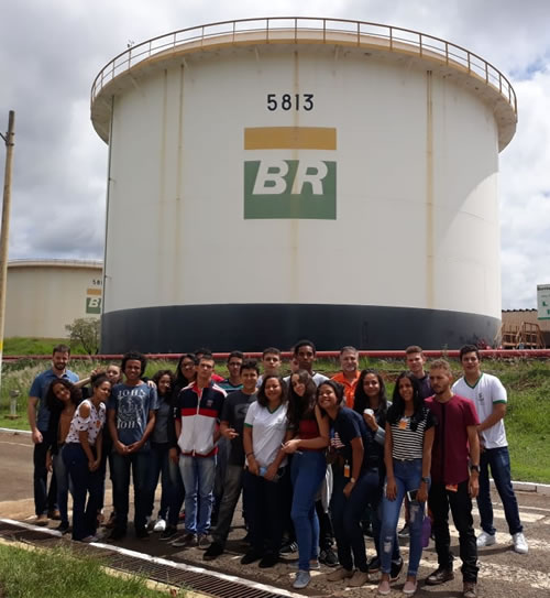 Alunos e professores posam para foto durante visita técnica