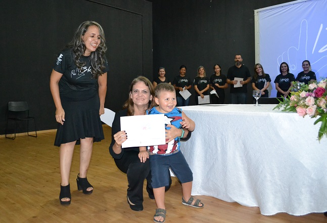 Certificação mirim entregue simbolicamente aos filhos dos formandos 