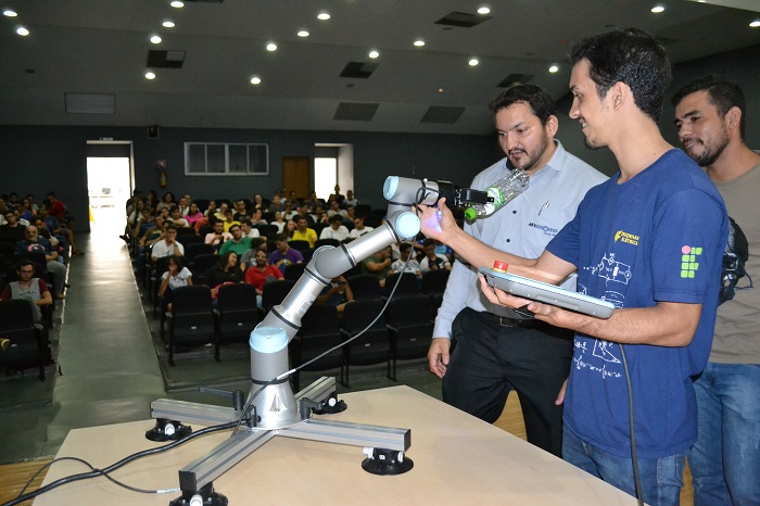 Estudante programou o braço para pegar a garrafa e fazer outros movimentos