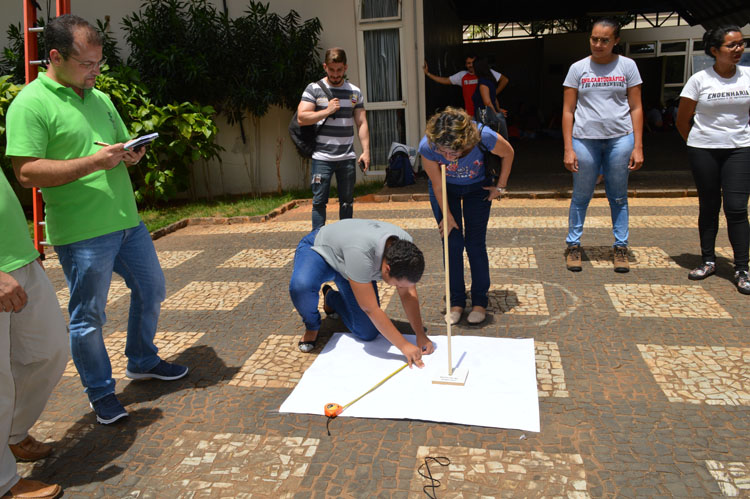 Alunos e professores do curso de Engenharia Cartográfica e de Agrimensura realizam experimento de Eratóstenes no pátio do Câmpus Goiânia