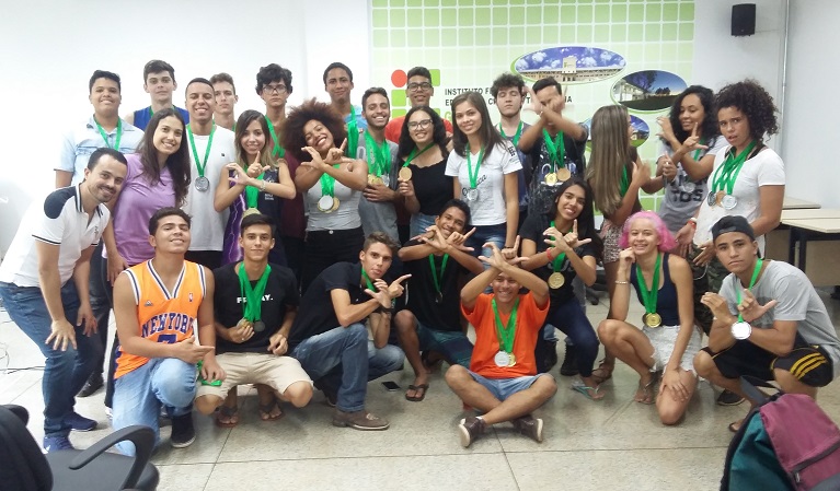 Medalhistas do IFG Aparecida de Goiânia no JIF 2018 em confraternização no câmpus