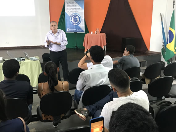 Ivan ministra palestra sobre Múltiplas Inteligências e Desenvolvimento Emocional