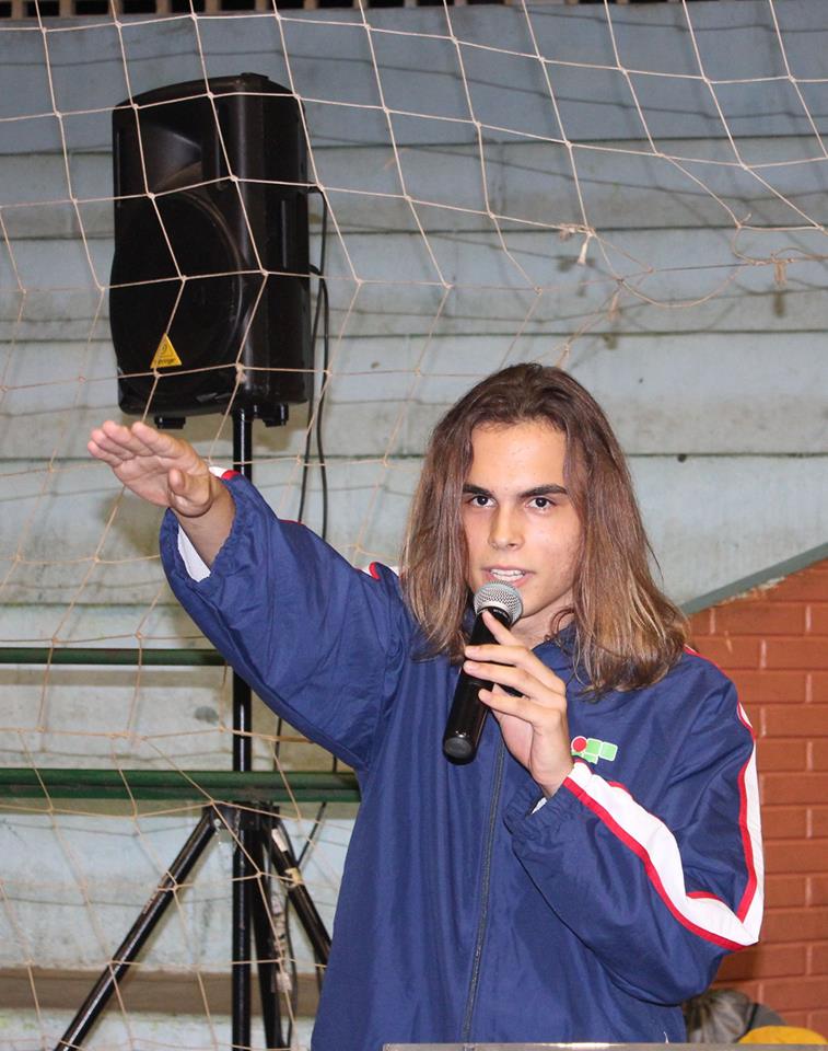 Ângelo Augusto Barbosa, aluno do Curso Técnico Integrado em Química, do Câmpus Inhumas, durante o juramento