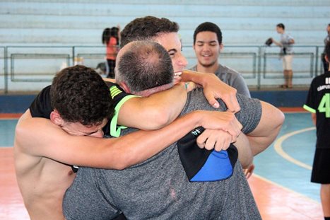 Atletas e técnico comemoram primeiro campeonato no final do jogo