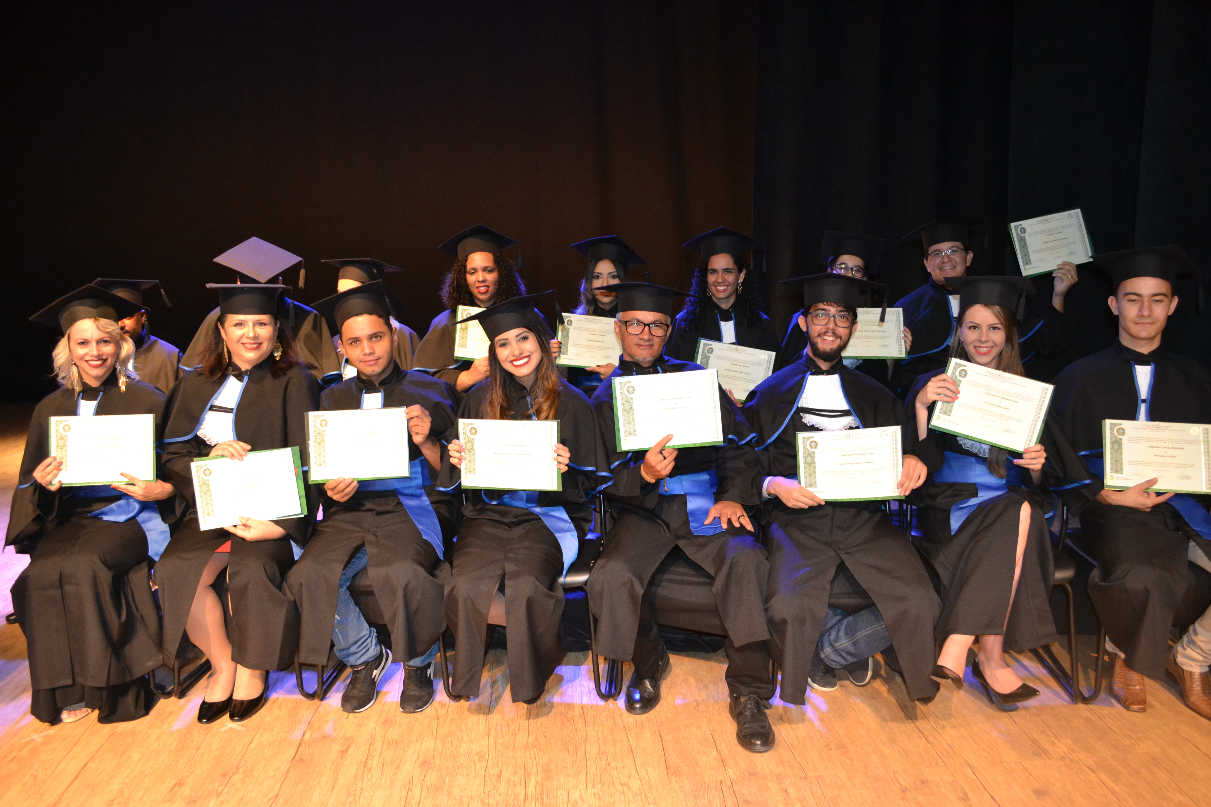 Formandos mostram os diplomas recebidos durante a cerimônia