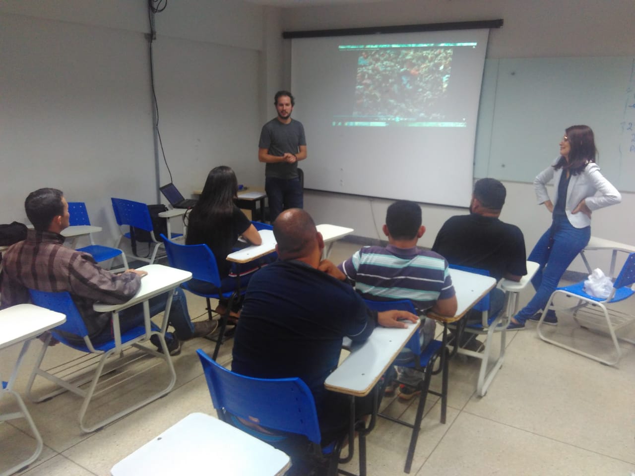 Aula sobre meio ambiente no curso de Transporte de Cargas