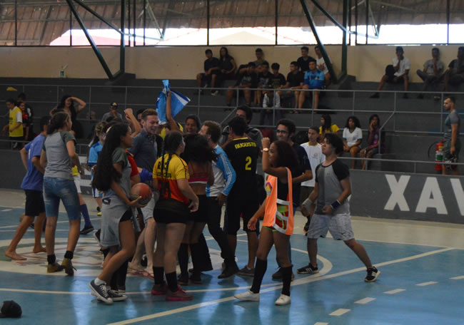 Equipe de fustal feminino do terceiro ano de Mecânica comemora vitória