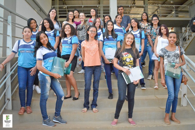 Grupo do Colégio Estadual Maria Angélica com equipe de professoras e estagiária do IFG após aula no Laboratório de Microscopia