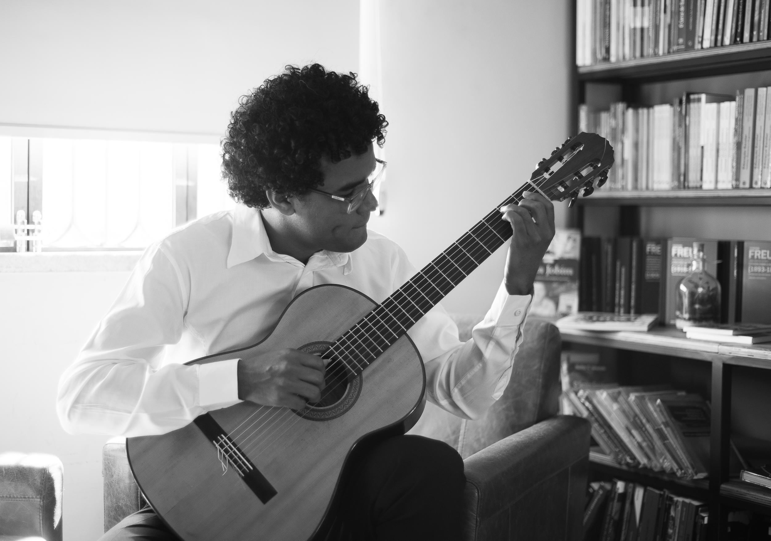 O músico Vinícius Hipólito se apresenta no Teatro do Câmpus Goiânia do IFG no Recital de Violão