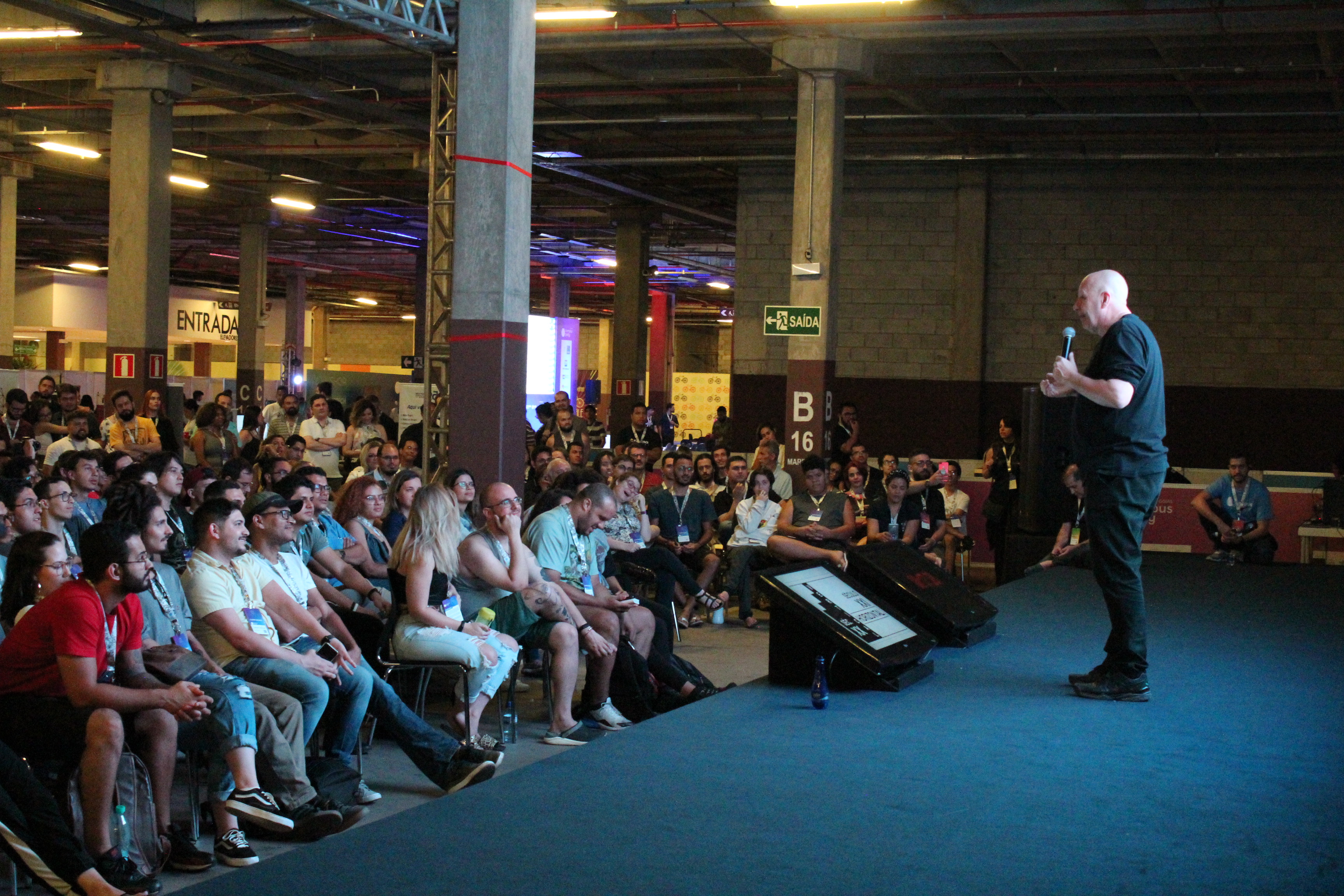 Professor Dado Schneider e plateia da Campus Party, na noite de abertura da Campus Party