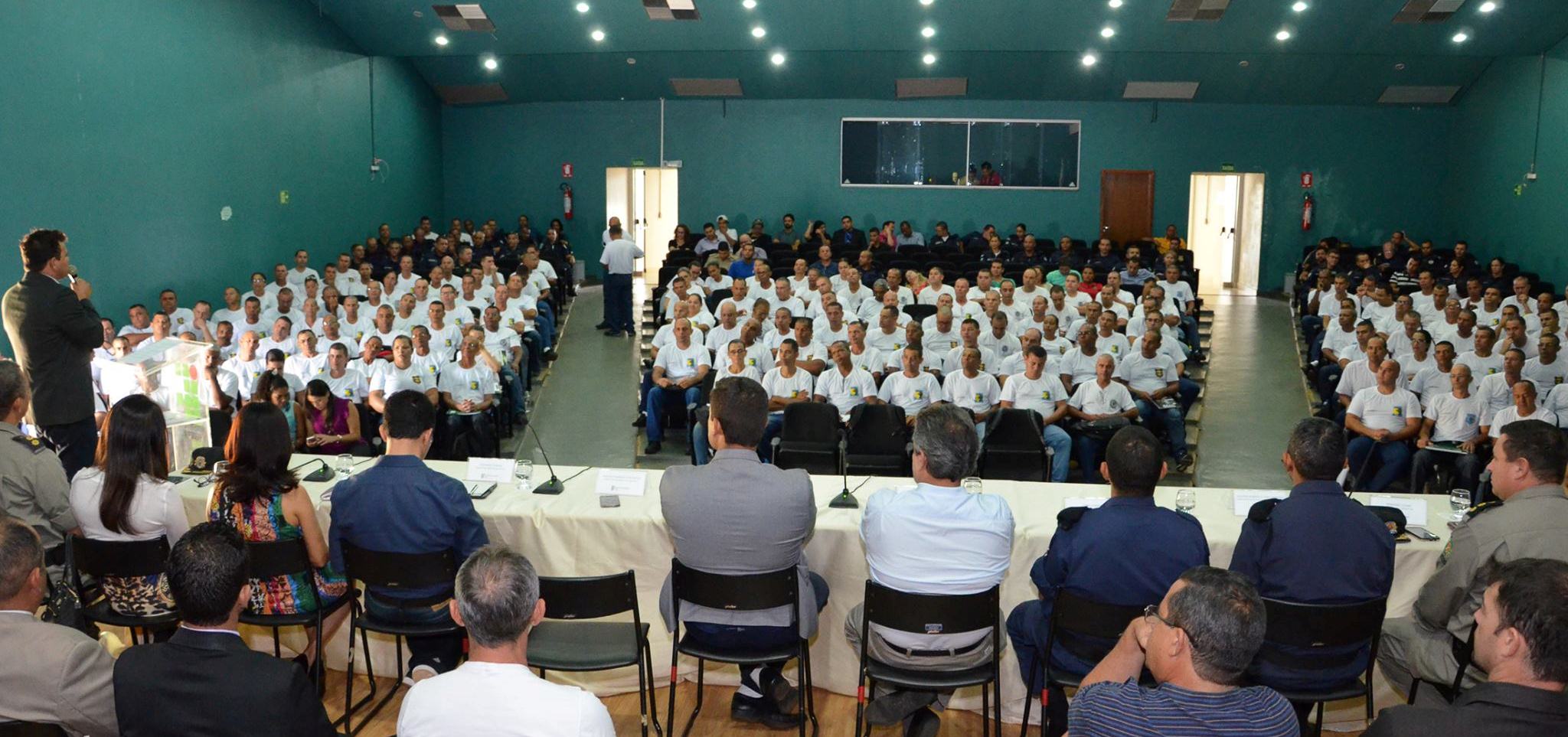 Cursistas e autoridades estaduais e regionais participam do Seminário no Teatro do IFG