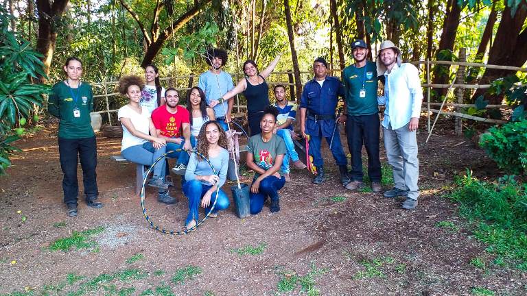 Grupo reunido para conhecer ambiente ecológico em processo de revitalização