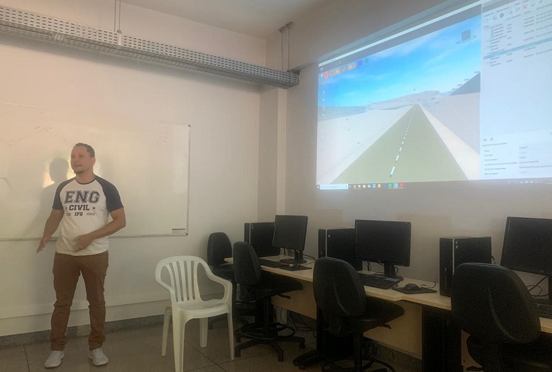 Tecnólogo em Agrimensura e Estradas Lecius de Albuquerque Prado, em palestra a estudantes do curso Técnico Integrado em Edificações e do Bacharelado em Engenharia Civil na programação da V SEEC do IFG Aparecida