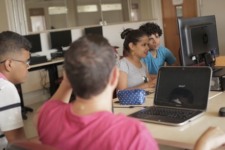 Alunos de TADS em aula no Laboratório de Informática