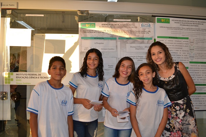 Parte dos estudantes do CEPI José Feliciano que expuseram artigos na sessão de pôsteres