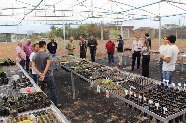 Visitantes conhecem a Casa de Vegetação e os trabalhos realizados nela