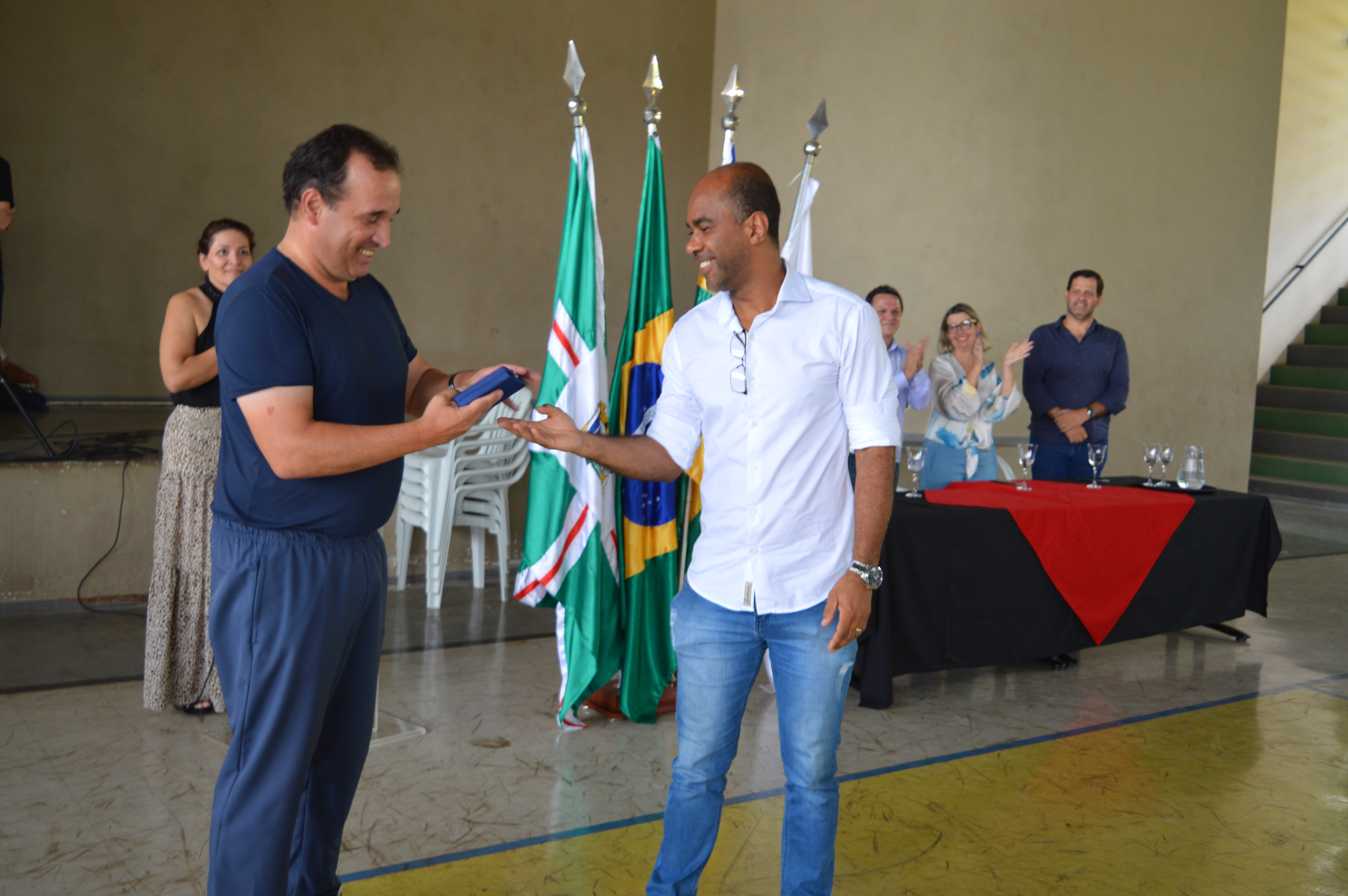 Professor Guilhermo Ávila recebe homenagem do professor Emerson Cruz