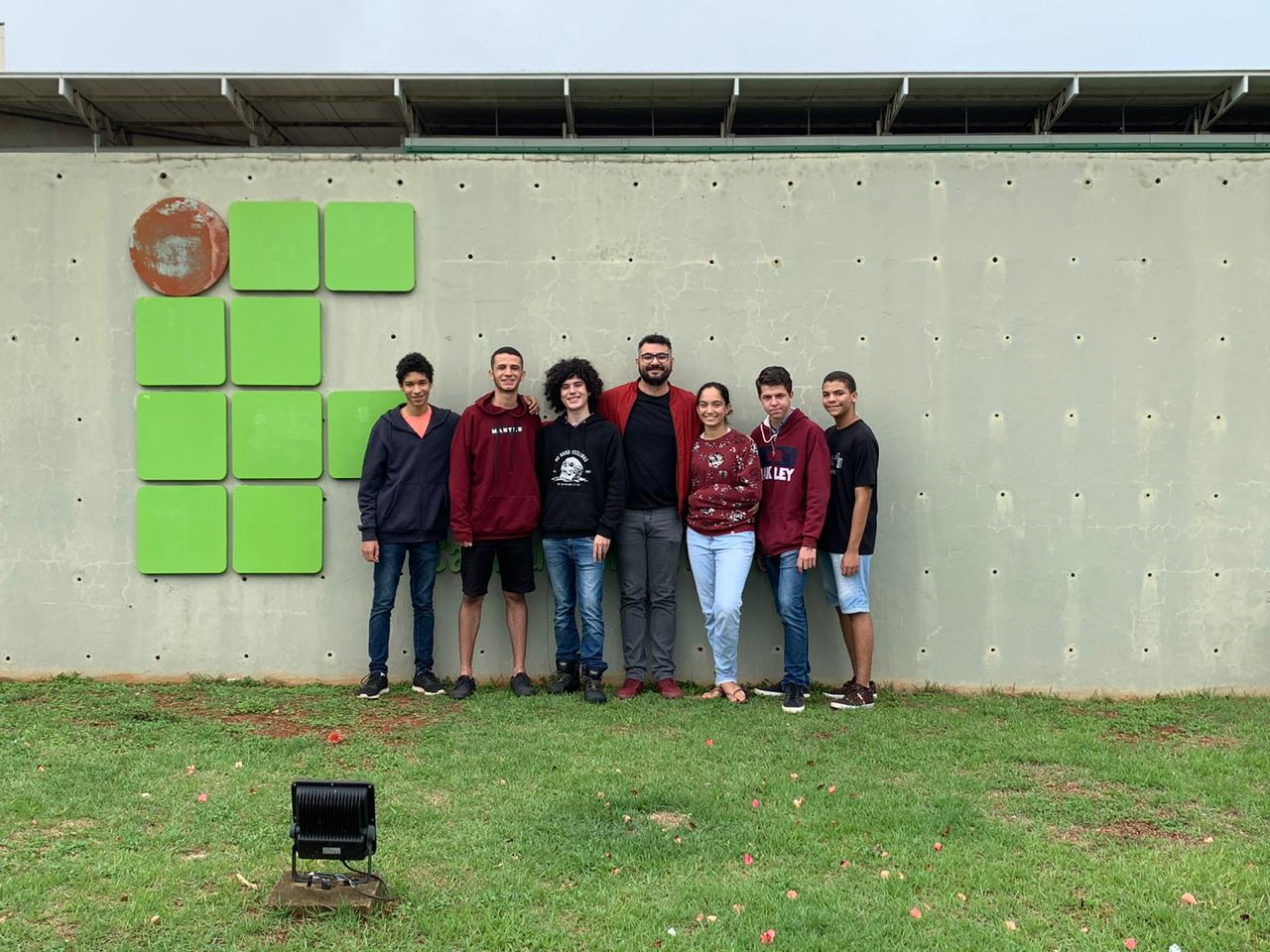 Professor Éder Brito (no centro) ao lado de seis alunos relacionados na OBMEP 2019