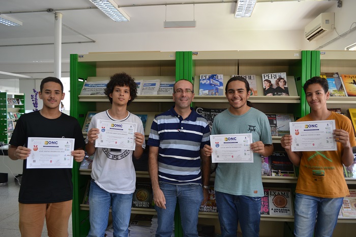 Luís Eduardo (camiseta branca) foi premiado em três olimpíadas do conhecimento este ano