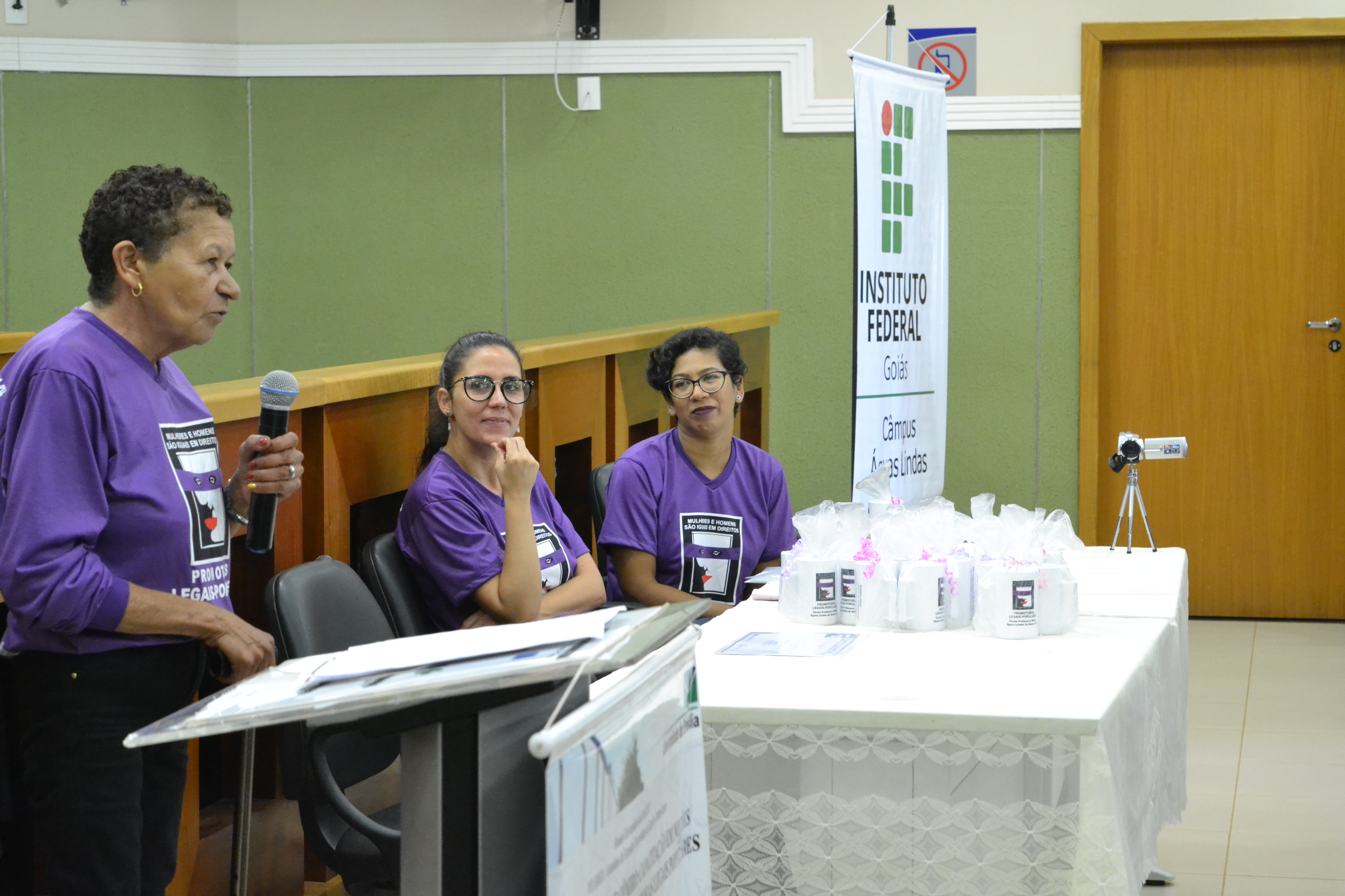 (À esquerda) Promotora Legal Popular, Rosa Maria, Talita Rompim, coordenadora do Núcleo de Práticas Jurídicas da Universidade de Brasília e Carla Adriana, gerente substituta de Pesquisa e Extensão do Câmpus Águas Lindas