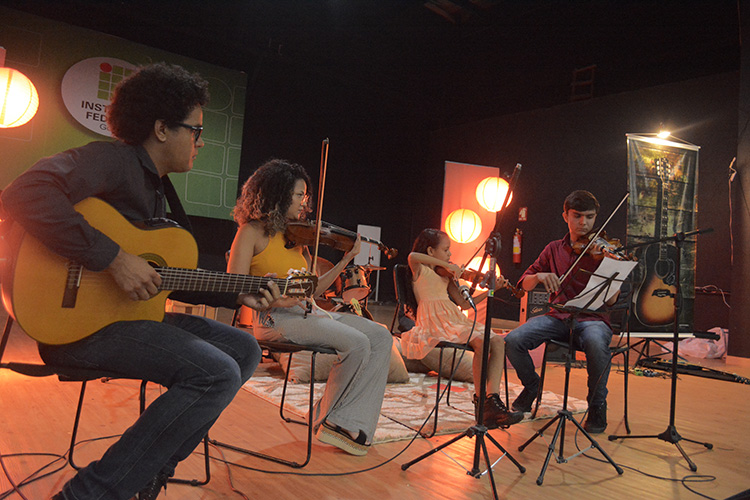 Apresentação de violinos na canção infantil "Brilha, brilha estrelinha"