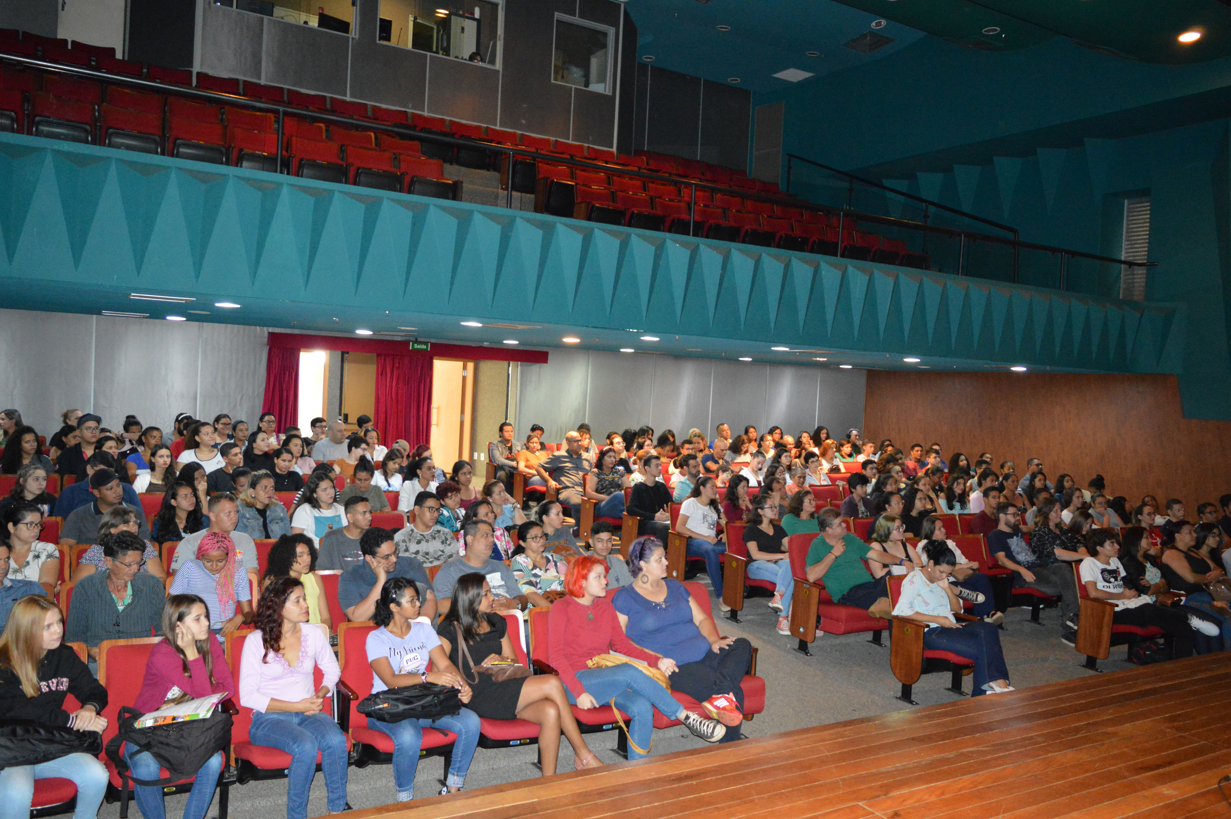 Recepção aos alunos ingressantes dos cursos técnicos integrados ao ensino médio foi realizada na manhã desta quinta-feira, 13, no Teatro do IFG