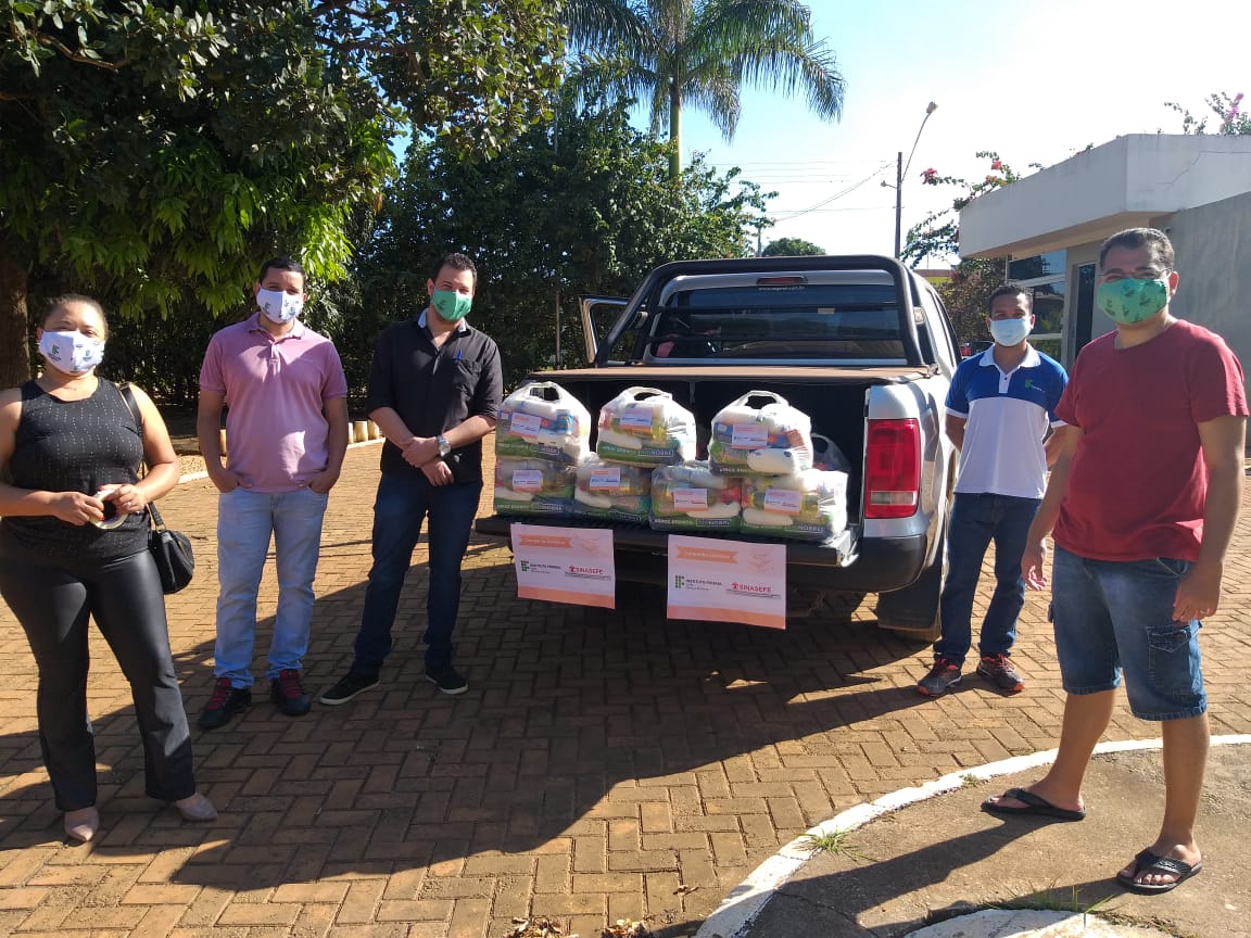 Equipe arrecada produtos para doação a carentes.