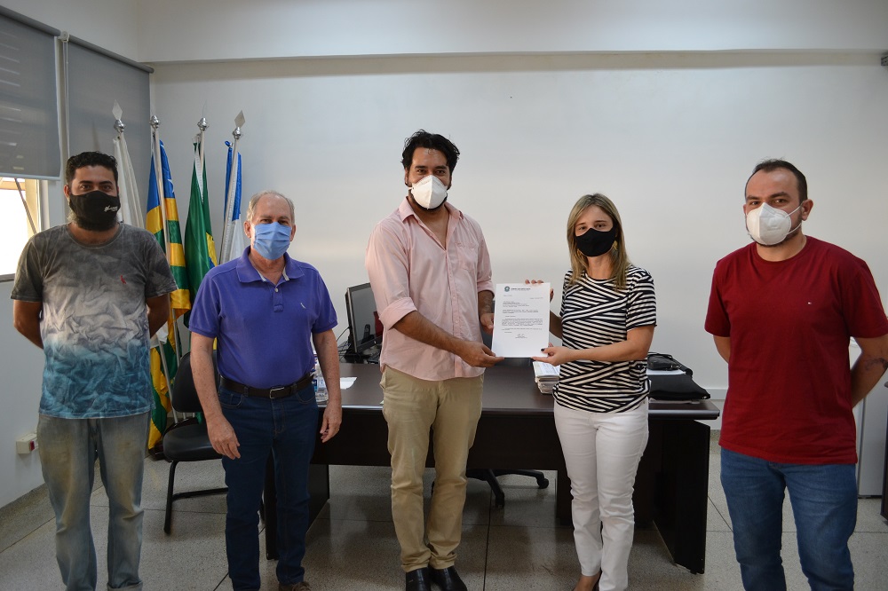 Presidente do Diretório do PT, Daniel Caçapava, entrega ofício com indicação de emenda à diretora Aline