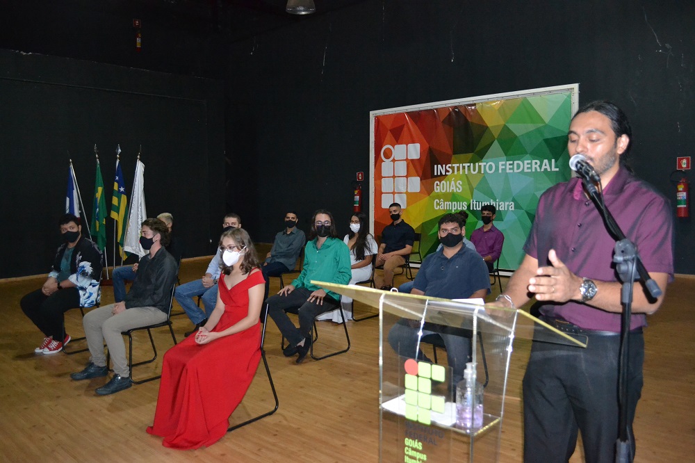 O docente Nelson Ney foi homenageado pela turma da Eletrotécnica, juntamente com os professores Glauce e Roberlam Mendonça