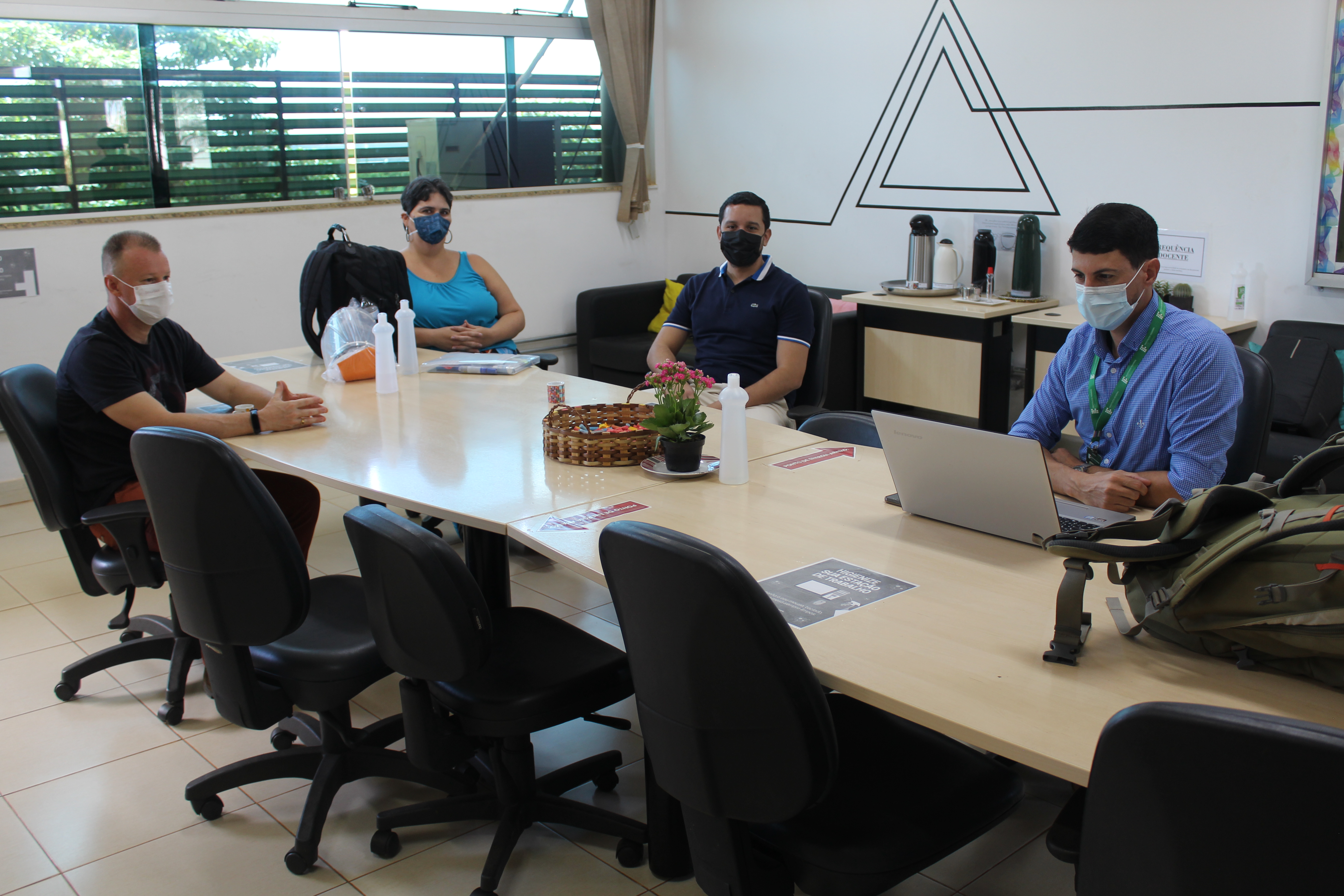 Docentes se reúnem na sala dos professores