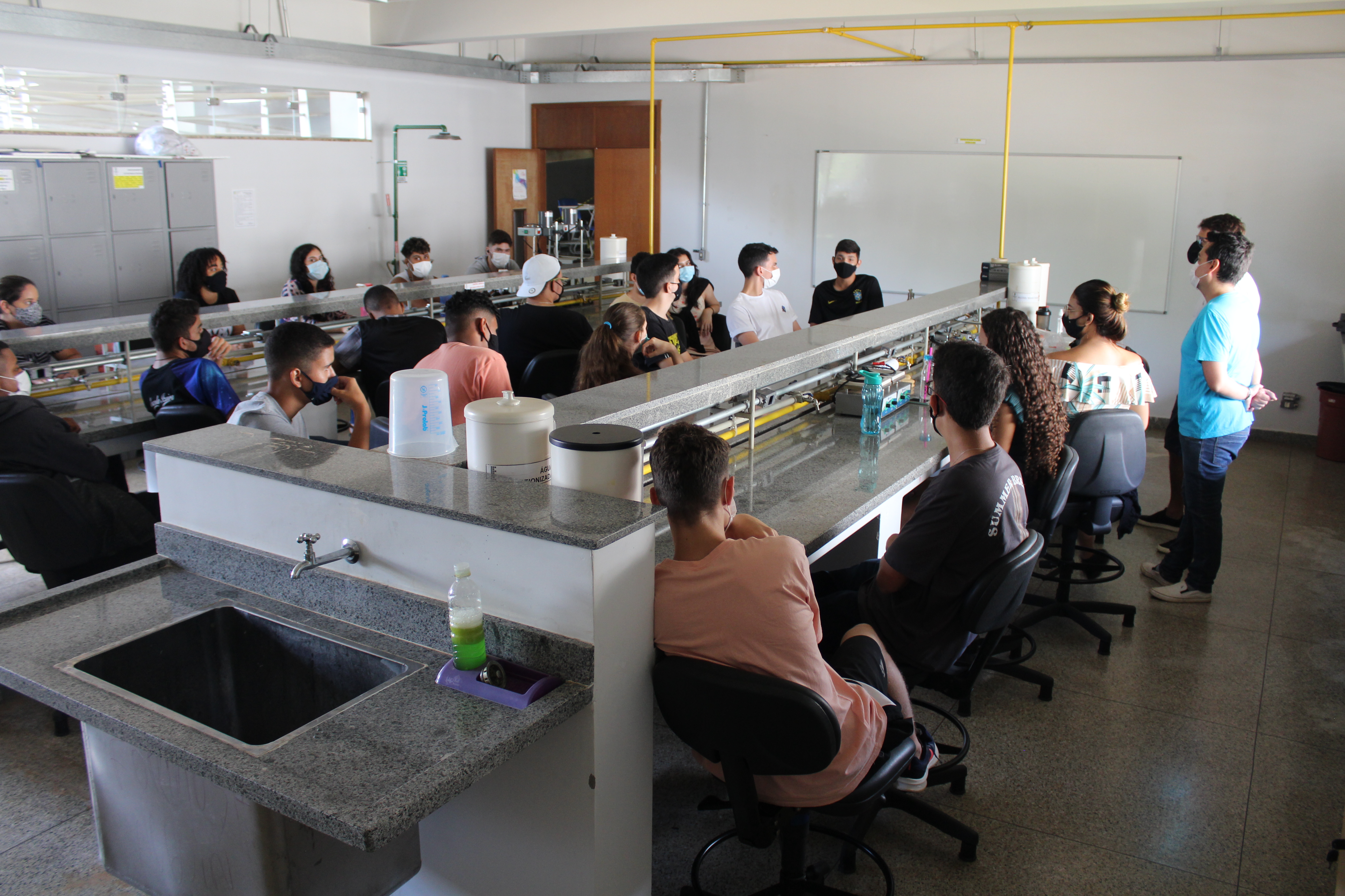 Professores dialogam com o segundo ano de Saneamento no Laboratório