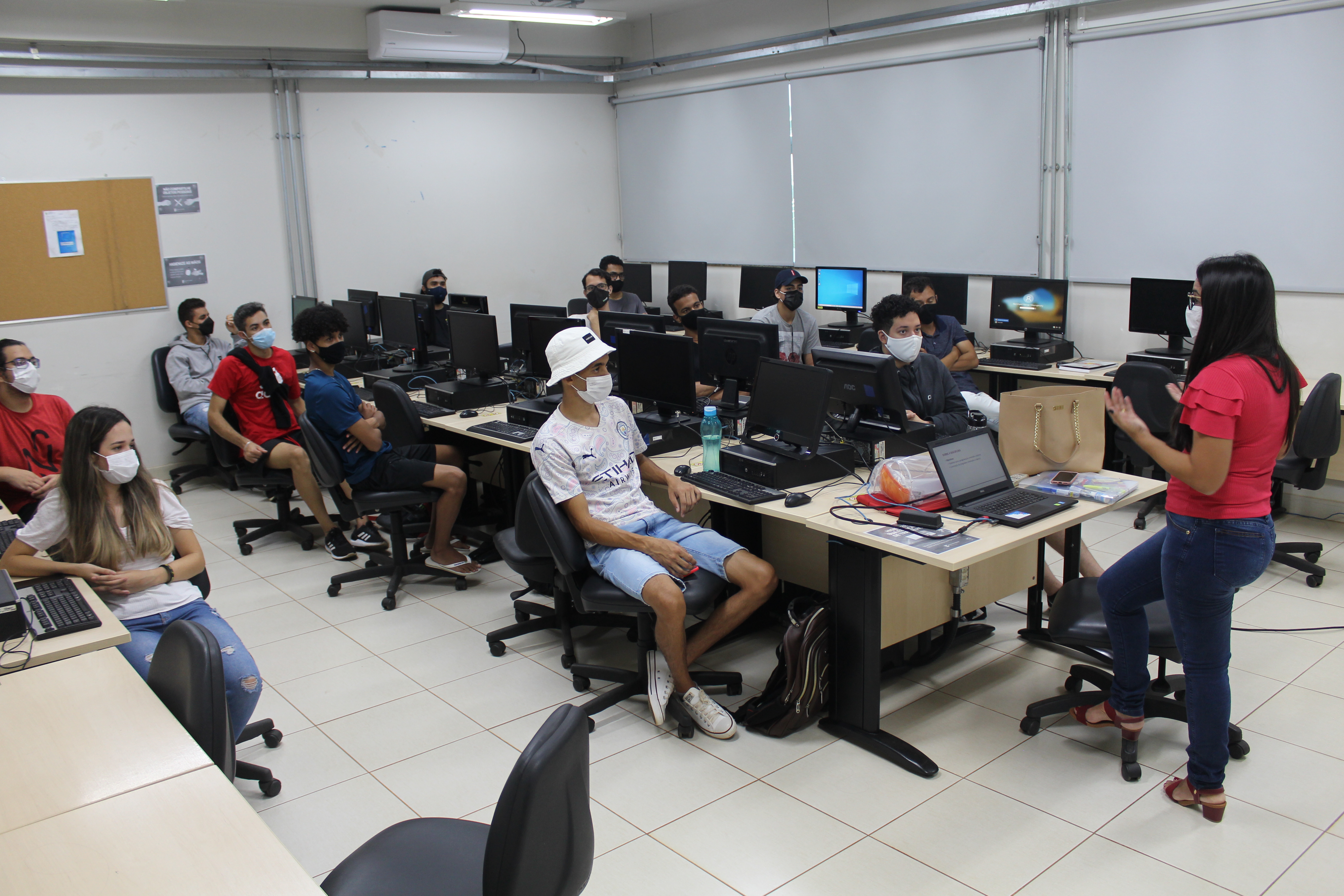 TADS assiste à aula no Laboratório de Informática