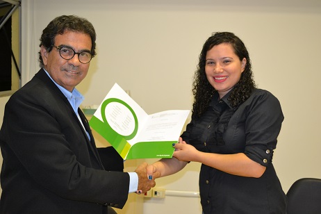 Nahyara Santana recebeu seu diploma durante colação especial