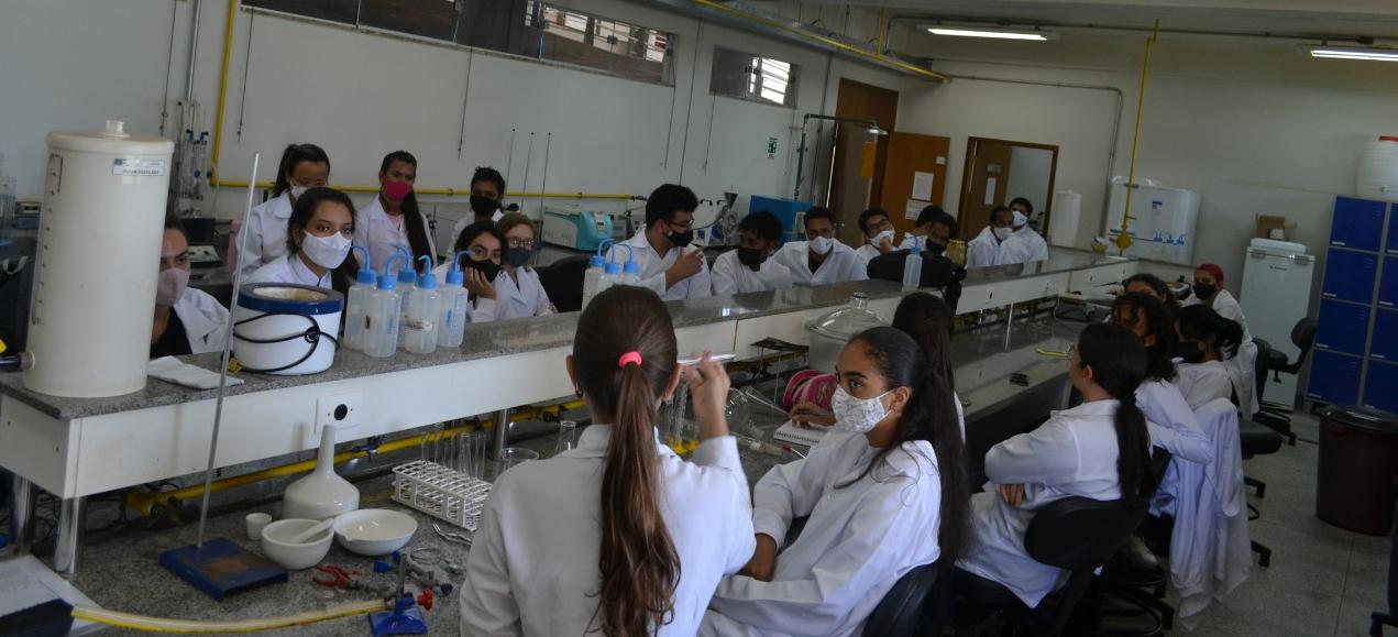 Primeira aula do projeto de ensino "Química Experimental"