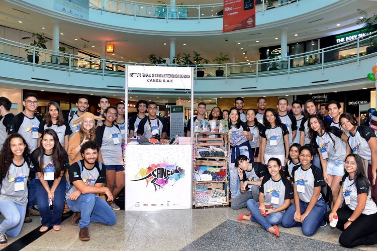 Estudantes durante feira realizada no shopping Flamboyant