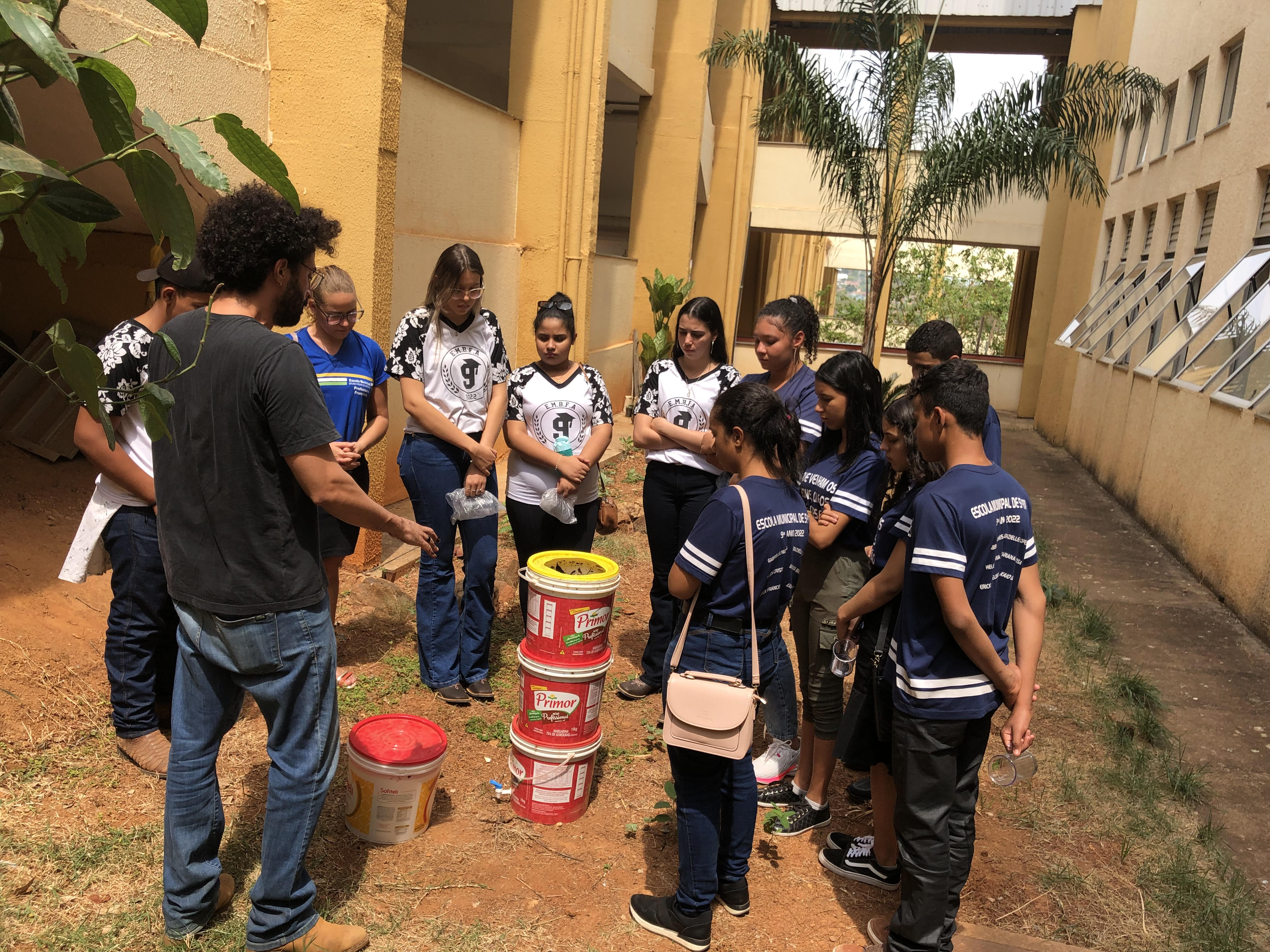 Oficina de compostagem com professor Gabriel Caymmi