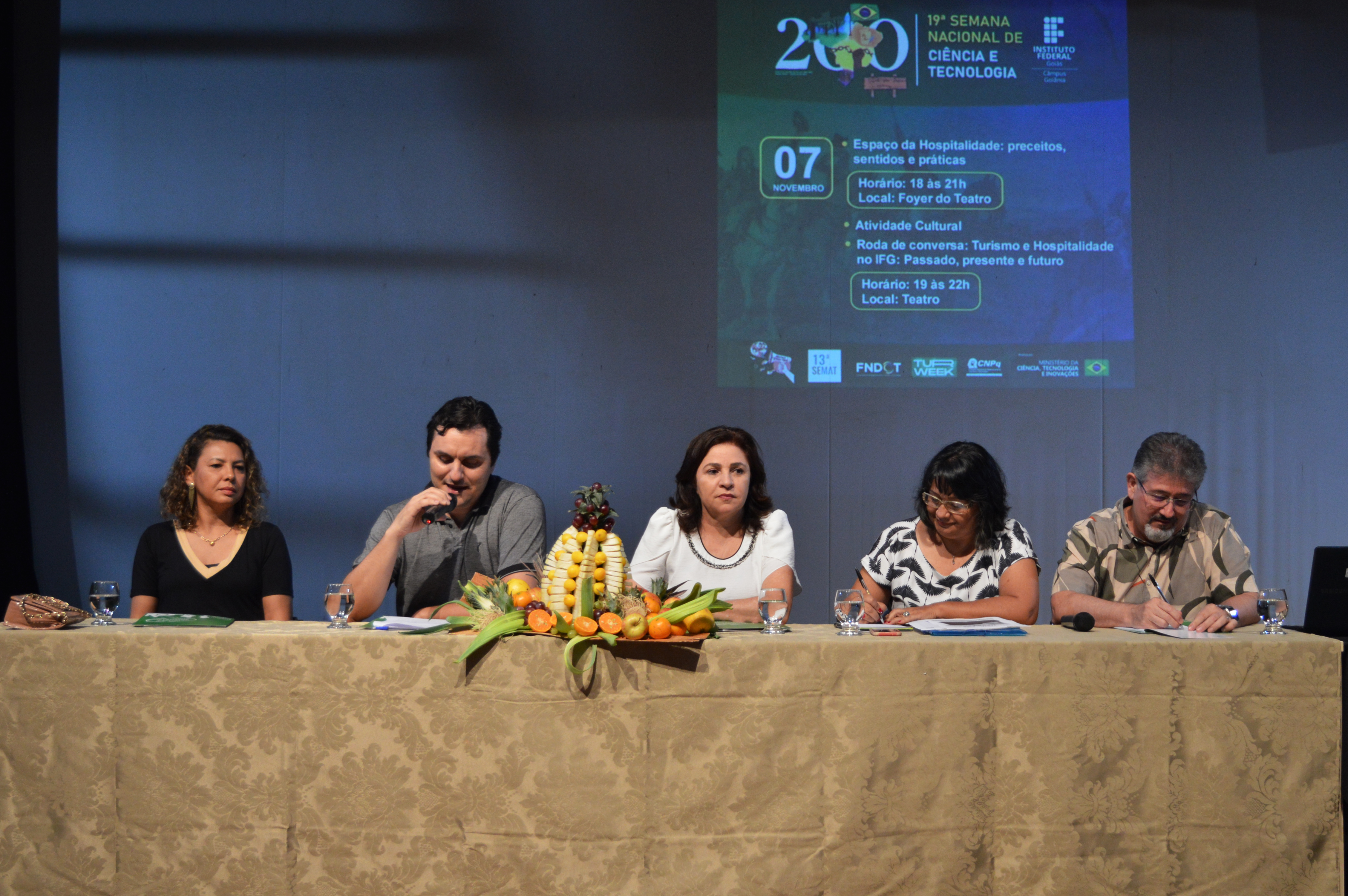 Mesa de abertura oficial do evento.