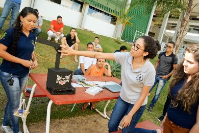 Alunas apresentam guindaste construído para projeto de Física