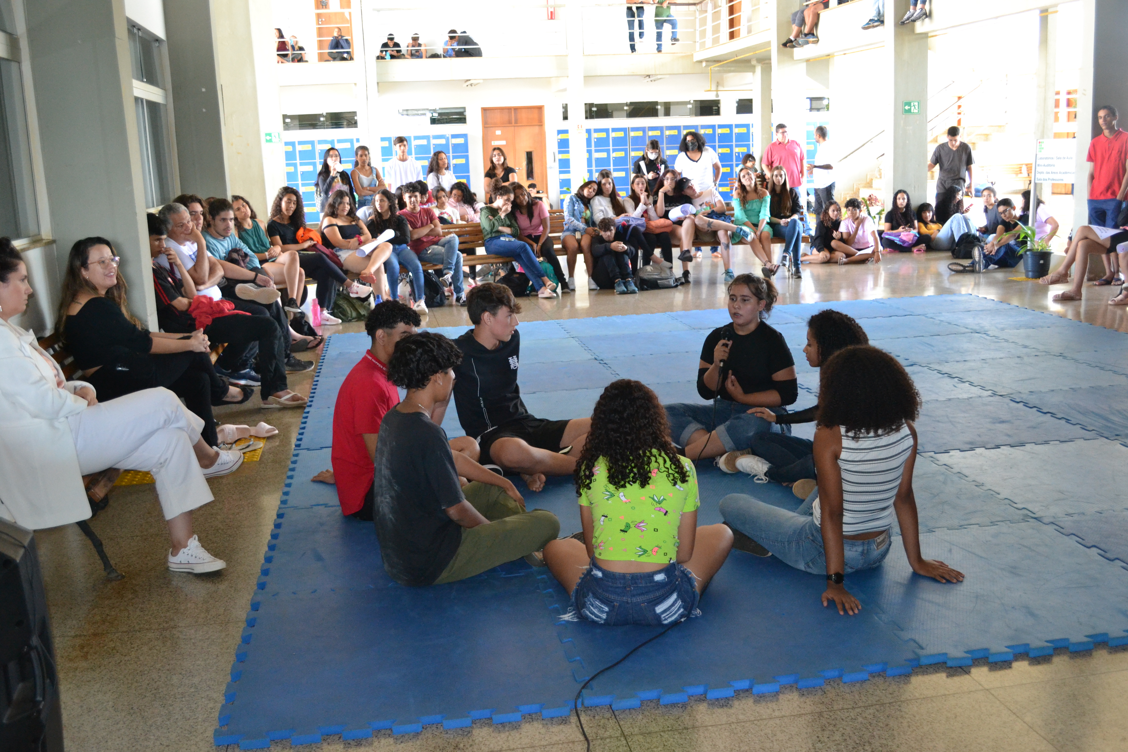 Estudantes encenam formas de violência que sofrem no dia-a-dia