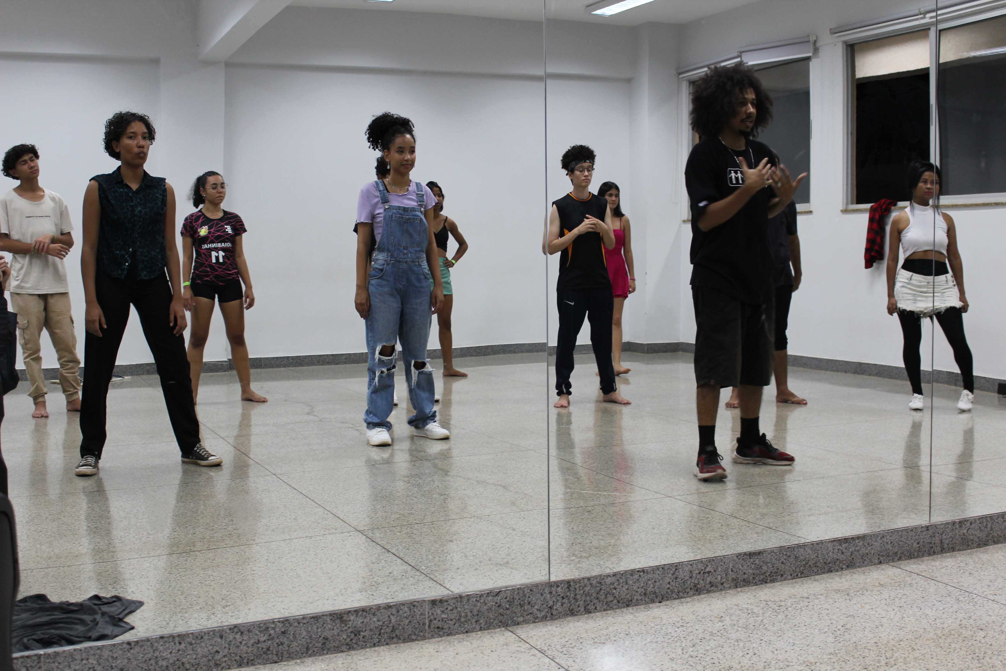 Oficina de hip hop ministrada por Allan Silva, estudante do curso de licenciatura em Dança 