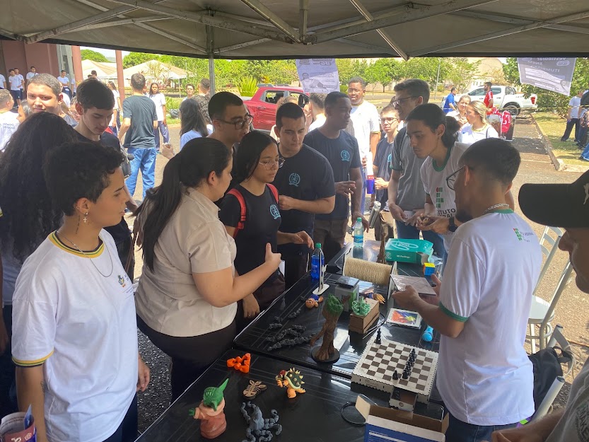 Integrantes do IFMaker apresentaram alguns dos trabalhos que são desenvolvidos no Laboratório, para estudantes interessados em cursar engenharia elétritca ou engenharia de controle e automação