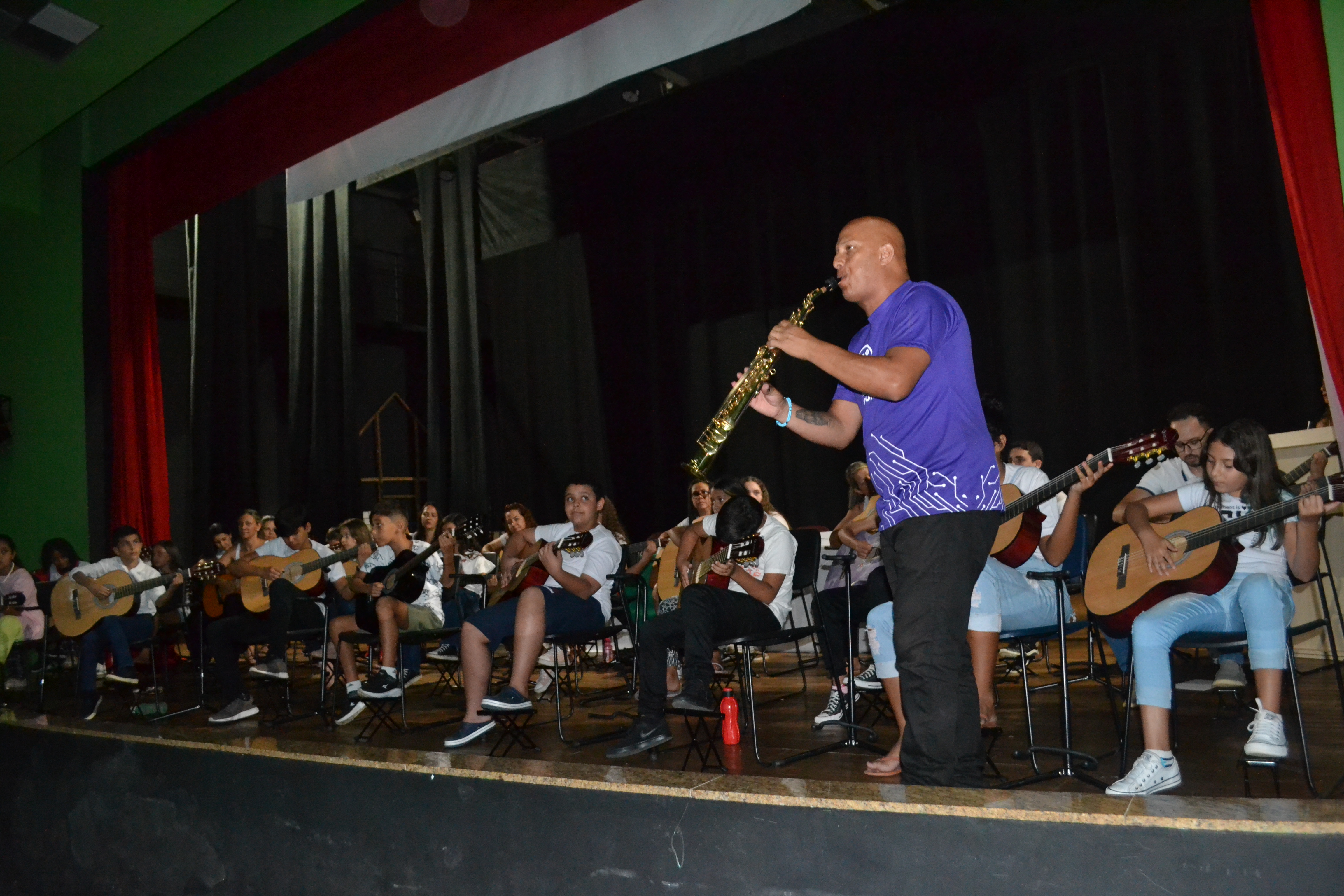 Apresentação do Grupo de Violão na cerimônia de abertura, em parceria com a Escola do Futuro