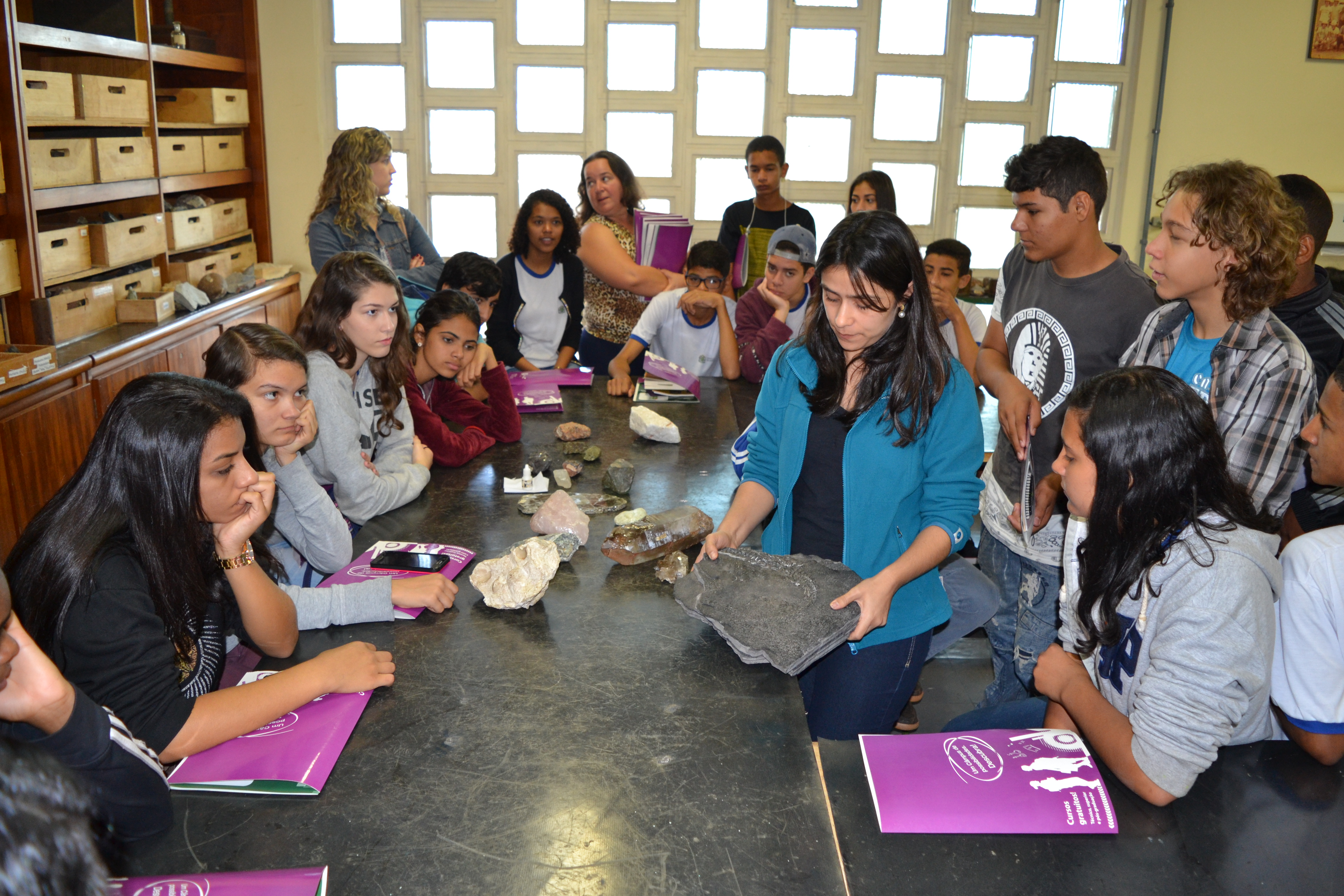 Professora Gabriela Magalhães apresentou o laboratório de Mineração aos visitantes.