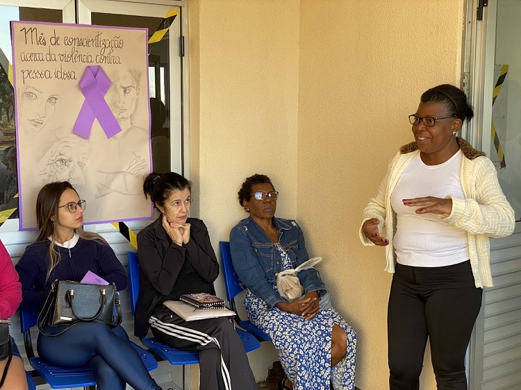 Estudante Dinacir Maria durante diálogo com os pacientes do ESF 06