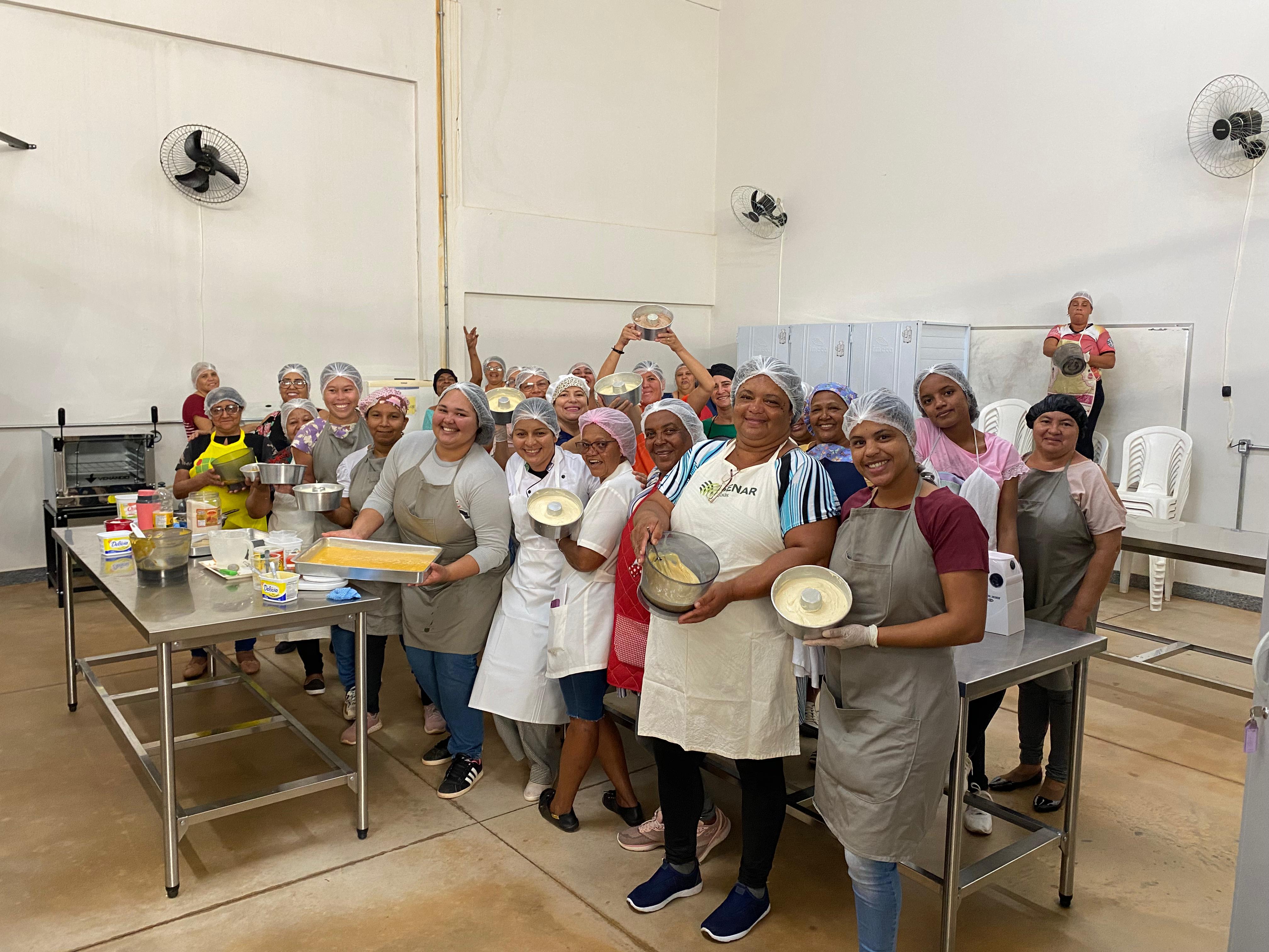 Alunas do curso de Padeira em aula de Prática de Panificação e Confeitaria